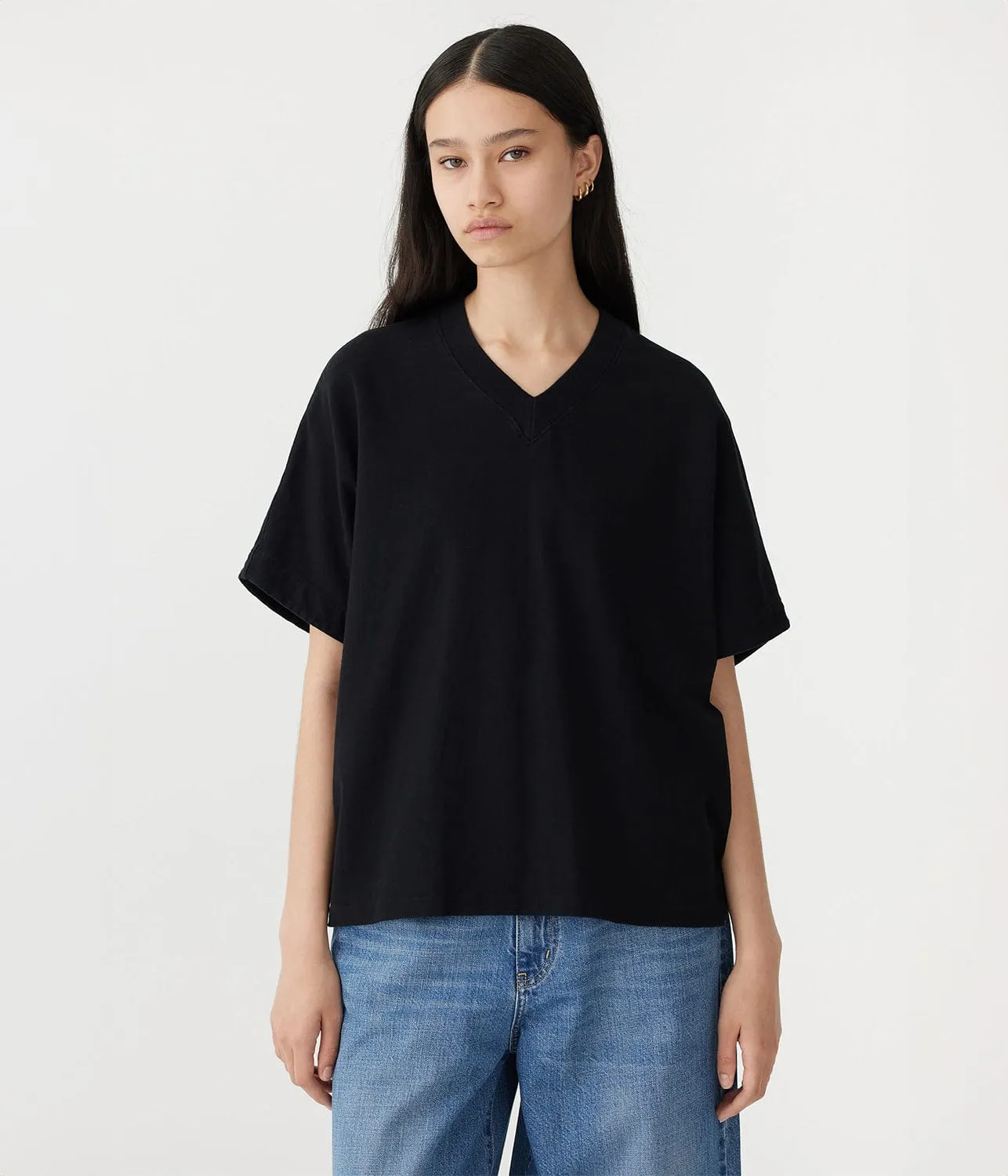 BOXY V-NECK TEE- BLACK